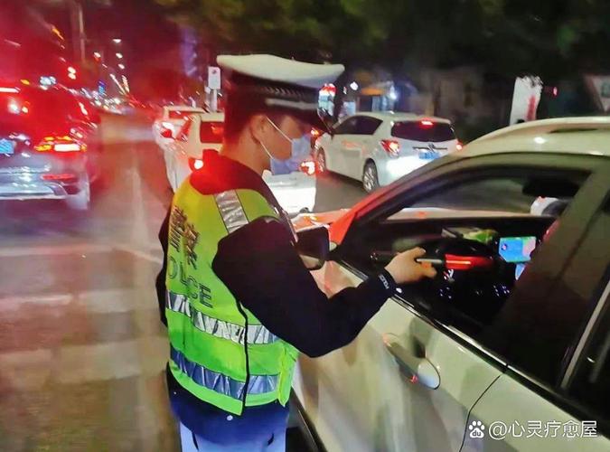 躲查酒驾钻警车车底,躲查酒驾钻警车车底违法吗